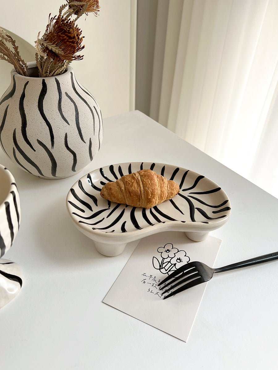 LIVETAI Marquess Hand-Painted Zebra Pattern Vase Decor - Image 4