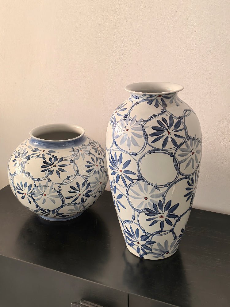 LIVETAI Zephyrine Elegant Blue & White Porcelain Vase - Image 8