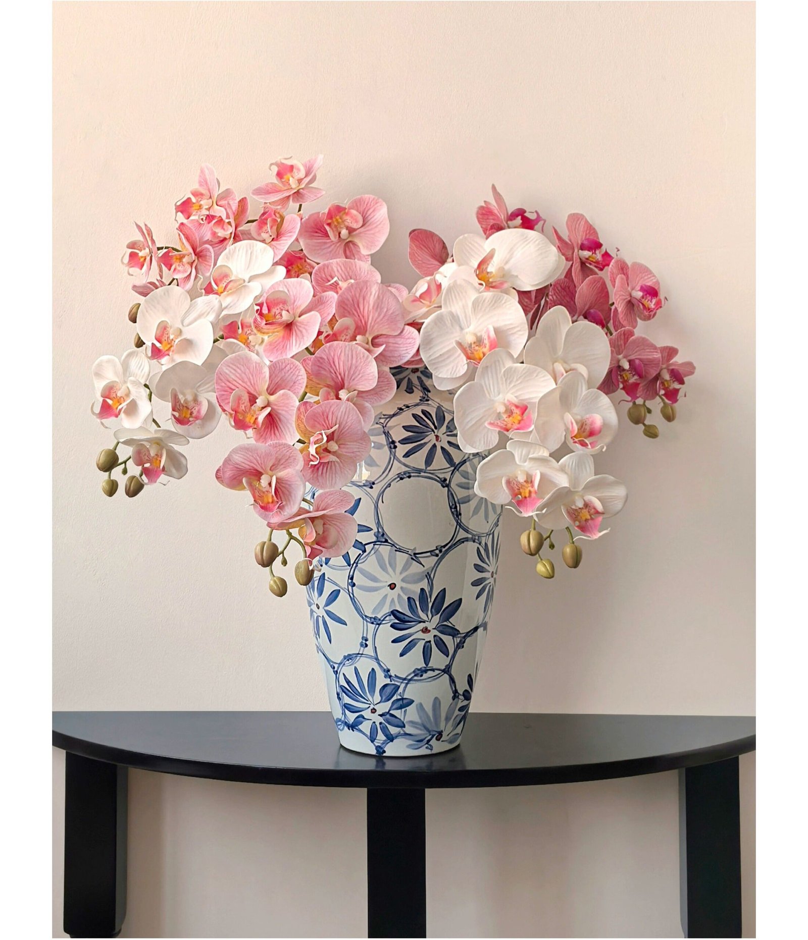 LIVETAI Zephyrine Elegant Blue & White Porcelain Vase - Image 6