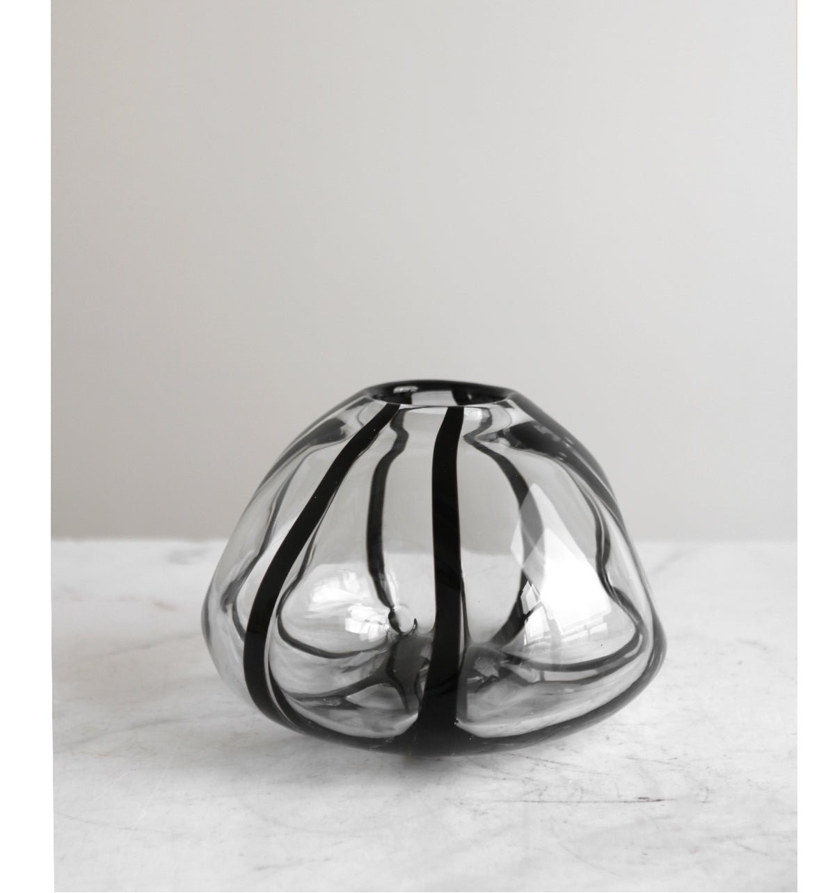 VAVINCI Mitsuki Elegant Glass Floral Centerpiece Vase - Image 9