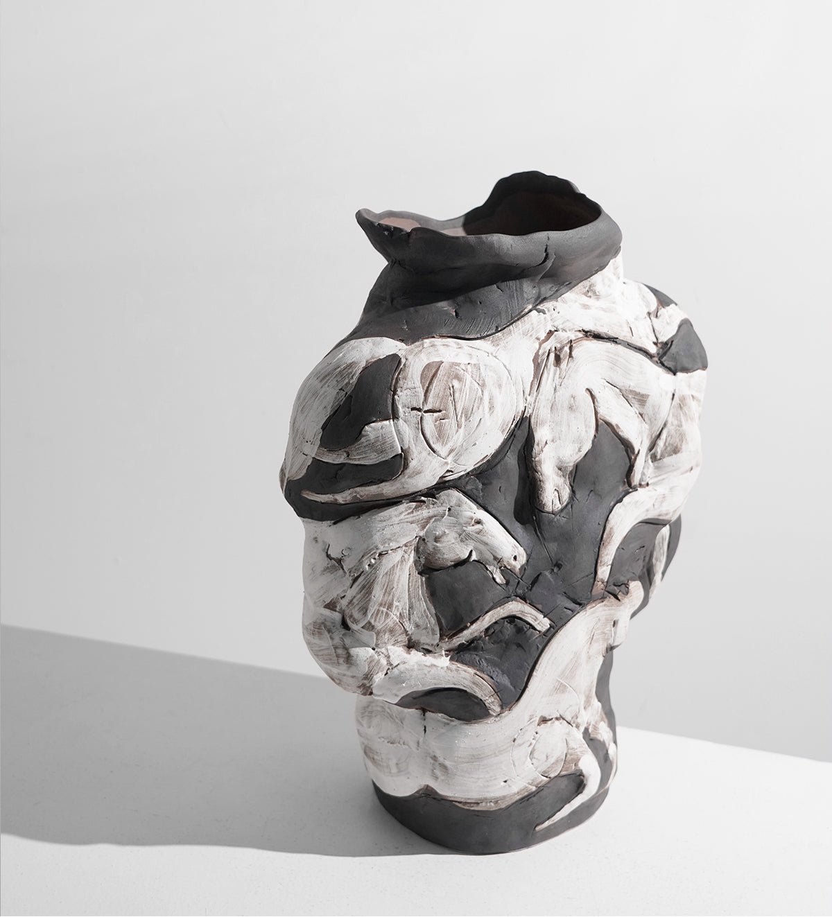 VAVINCI Zephyra Elegant Handmade Ceramic Vase - Image 9